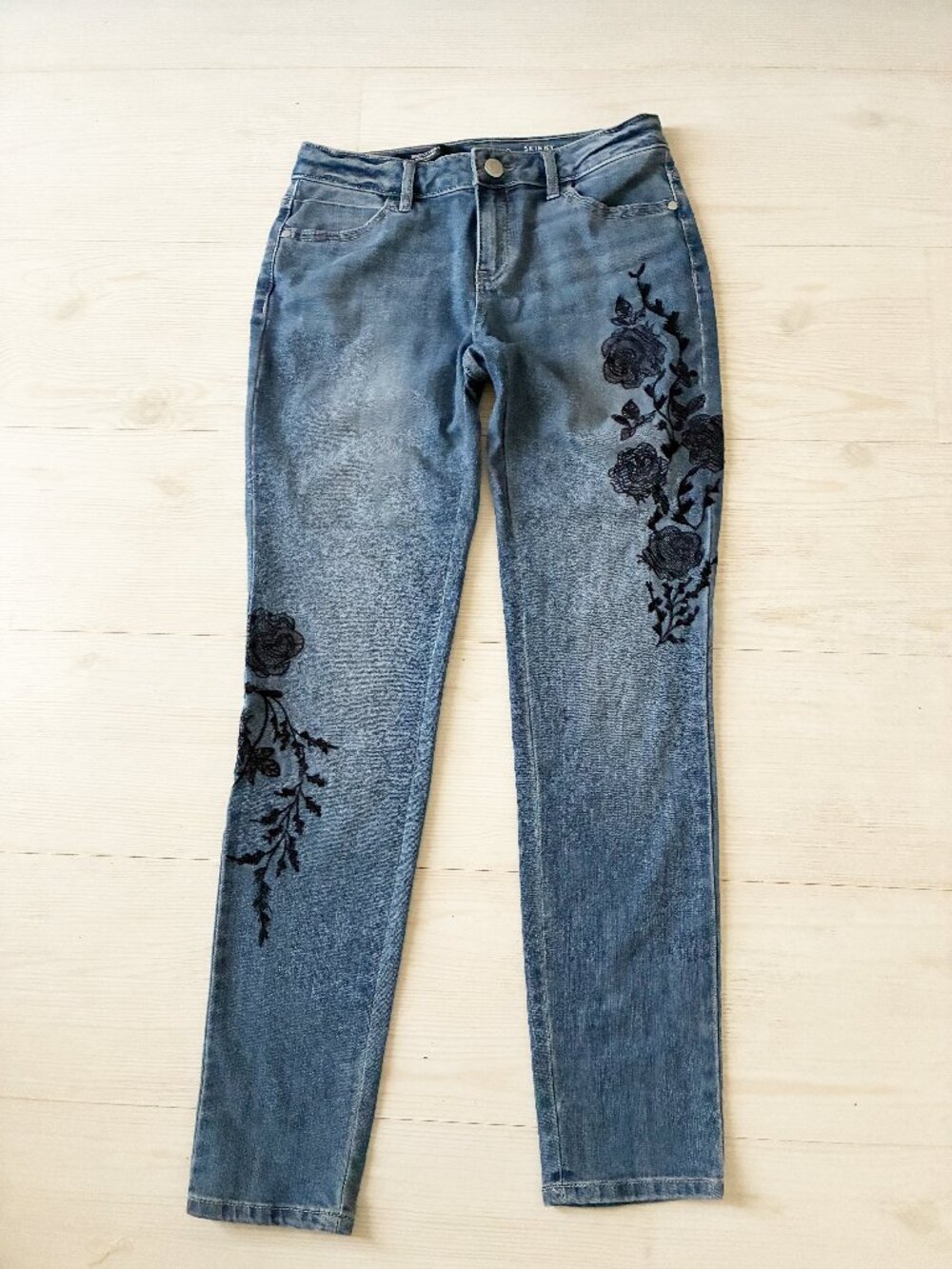 Simply Vera VeraWang Embroidered Skinny Mid-Rise Jeans Size 4